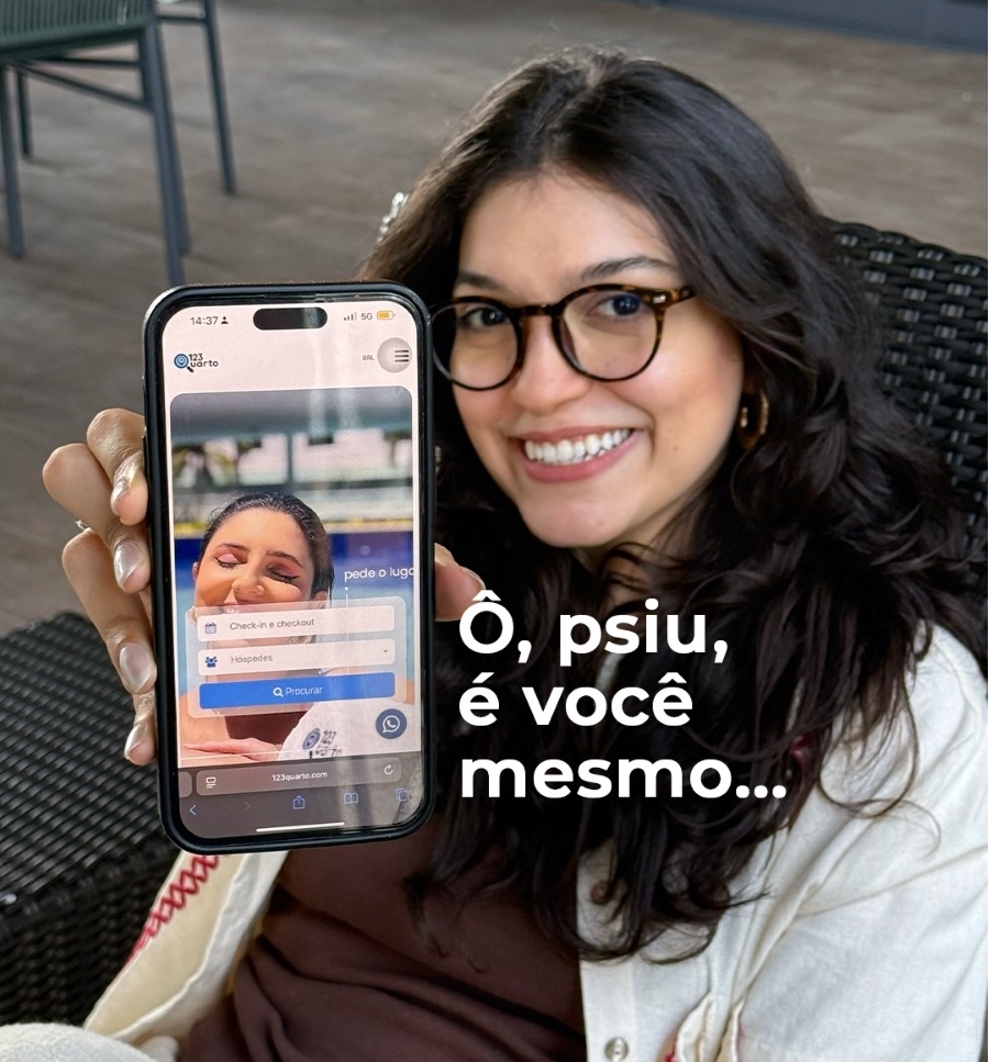 Mulher utilizando o app 123Quarto para reservar
