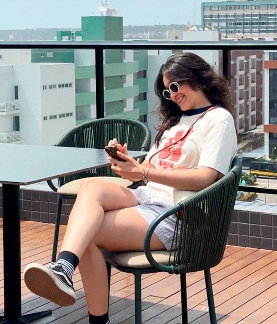 Praia com igreja e coqueiros